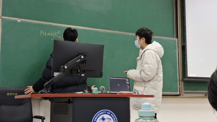 学生干部主动协助任课老师开展线上教学互动,保证良好课堂效果 学生干部主动协助任课老师开展线上教学互动,保证良好课堂效果