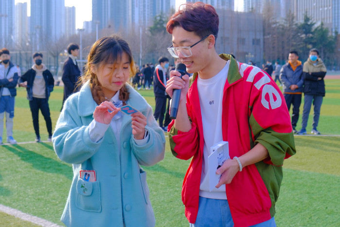 为响应走出宿舍、走向操场的号召,年级多个团支部举行”smile“联合团日活动 为响应走出宿舍、走向操场的号召,年级多个团支部举行”smile“联合团日活动