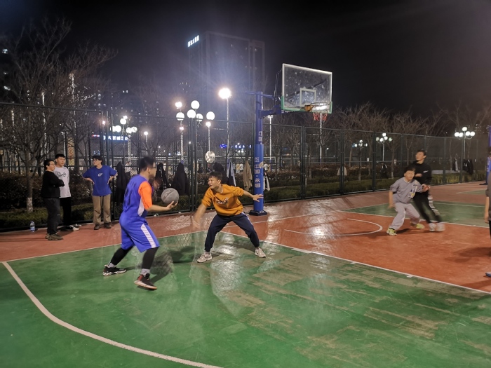 辅导员杨琪硕组织学生进行体育锻炼,自己也积极投入其中 辅导员杨琪硕组织学生进行体育锻炼,自己也积极投入其中